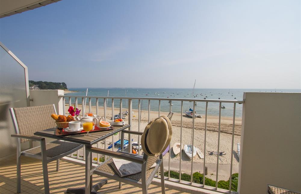 Chambre avec balcon et vue mer à l'hotel de la Plage Saint Pierre Quiberon en Bretagne Sud